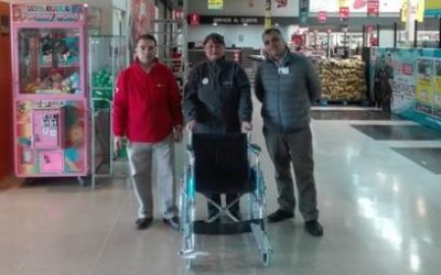 Entrega de silla de ruedas para local Unimarc Los Volcanes, del grupo SMU S.A.