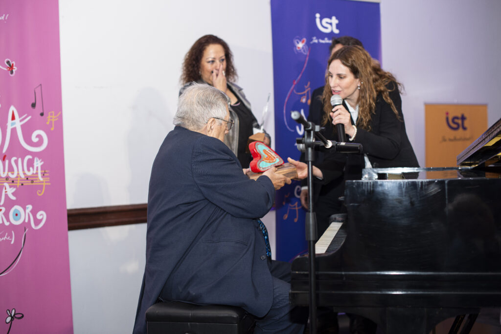 Tania Labbé, gerenta de Cuidado y Desarrollo IST, junto a Valentín Trujillo, ganador del premio Cuidado de la Vida.