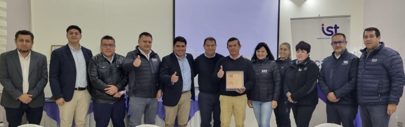 IST entrega reconocimiento a Compass Group Chile 