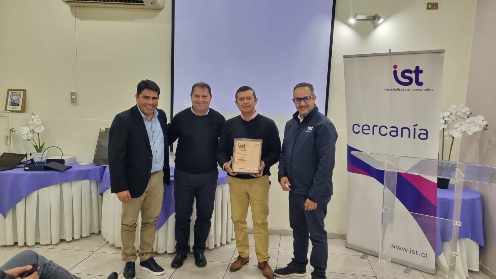 IST entrega reconocimiento a Compass Group Chile