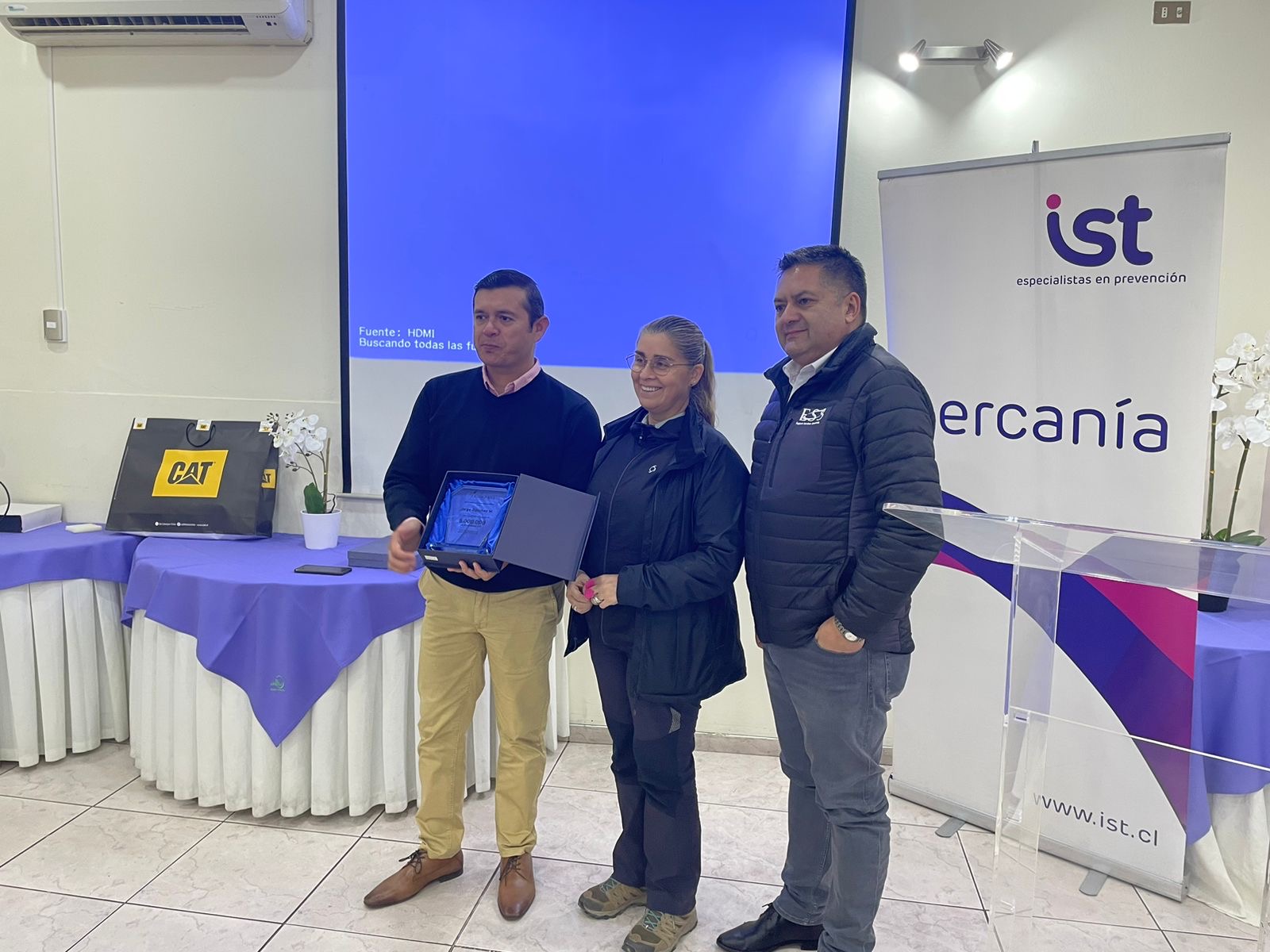 IST entrega reconocimiento a Compass Group Chile 